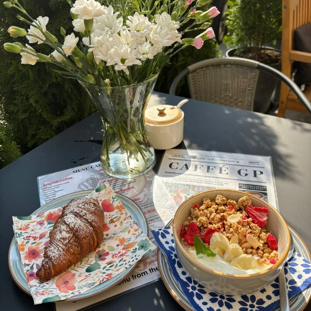 Snídaně s croissantem a müsli s čerstvým ovocem v nabídce kavárny GP Caffé