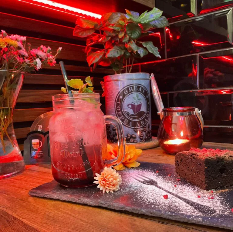 Osvěžující domácí limonáda ve sklenici a čokoládové brownies na břidlicovém podnosu v kavárně GP Caffé