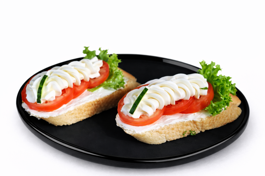 Chlebíček rajčatový s křenovou pěnou v nabídce kavárny caffé gp