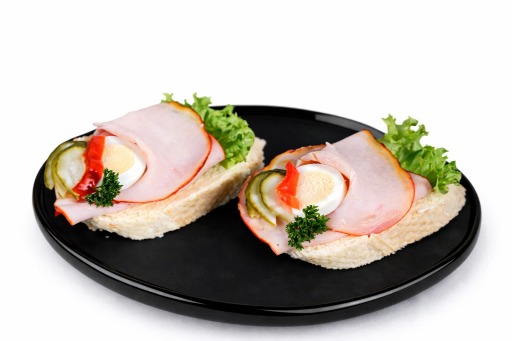 Chlebíček s debrecínkou v nabídce kavárny caffé gp