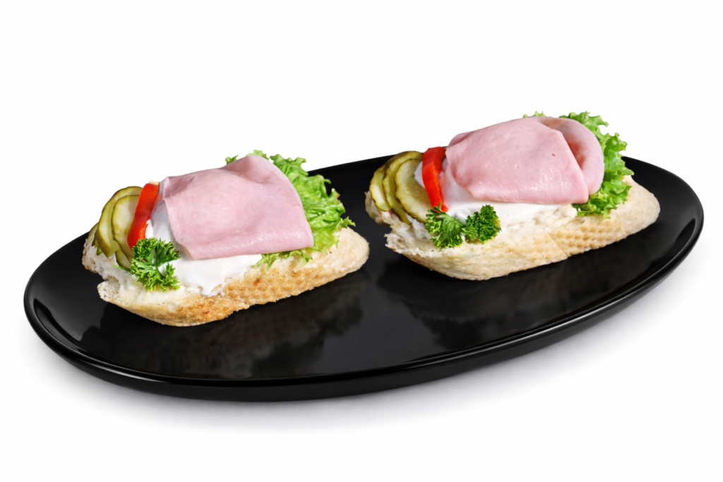 Chlebíček s vajíčkem a šunkovým salámem v nabídce kavárny caffé gp