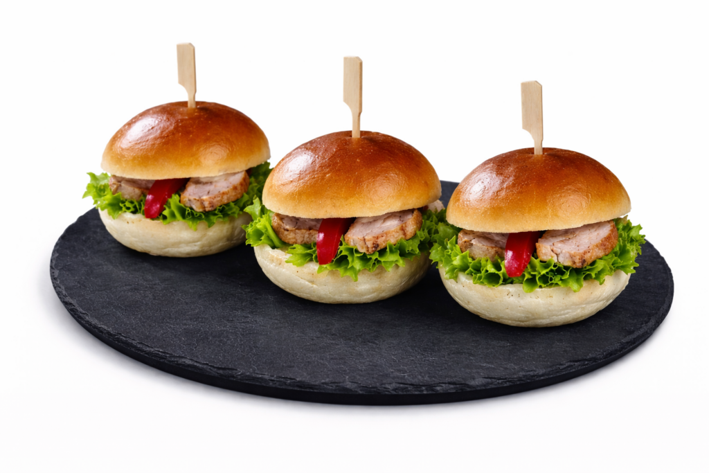 Mini burger s pečeným kuřecím masem v nabídce kavárny caffé gp