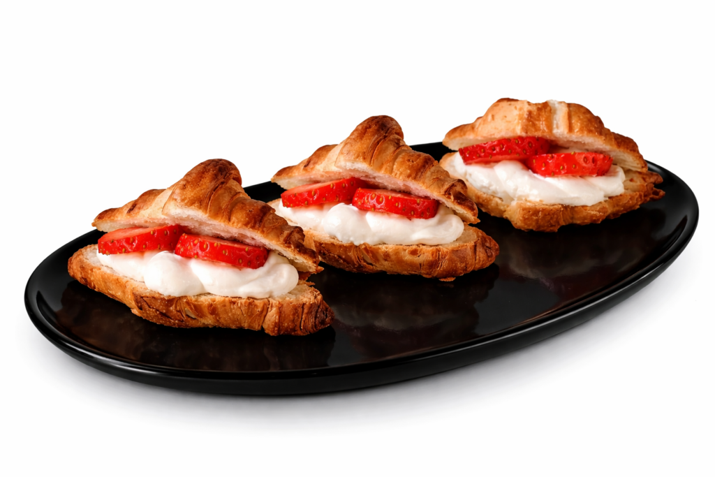 mini croissant s pudinkem a jahodami v nabídce kavárny caffé gp